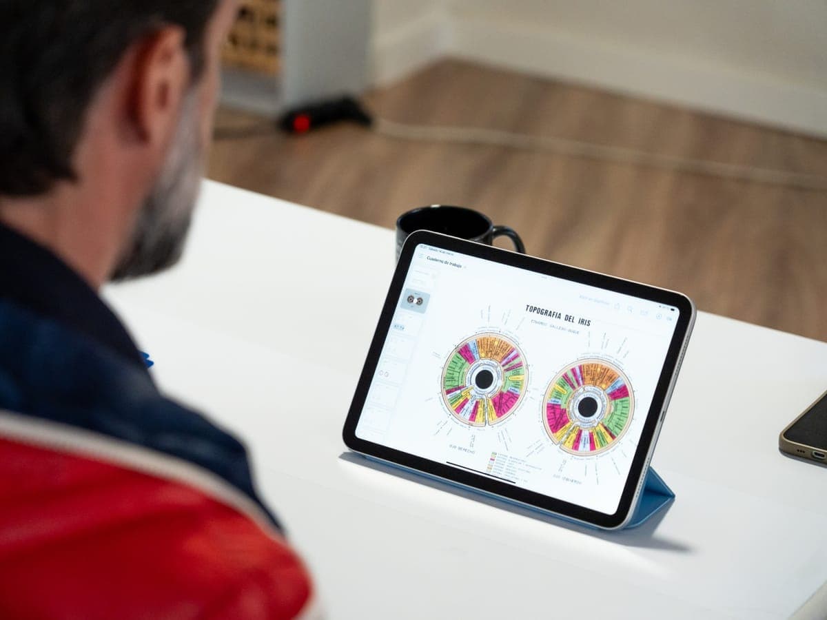 El cuaderno de trabajo del Máster abierto en una tablet, con el mapa topográfico de ambos iris.