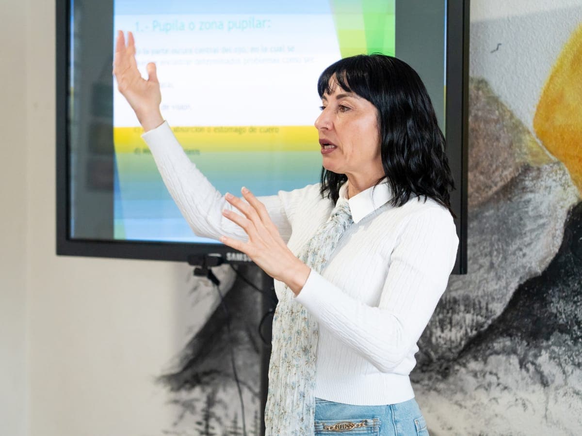 Lupe explicando la pupila y la zona pupilar, el primer punto de observación del método.